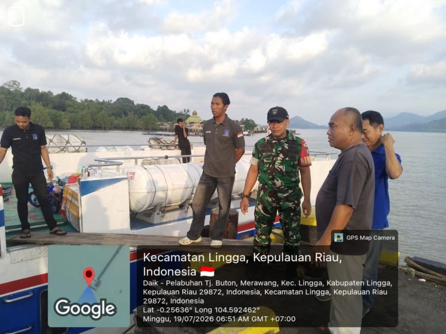Babinsa Koramil 05/Daik Pantau Proses Boarding Penumpang Ferry di Pelabuhan Tanjung Buton