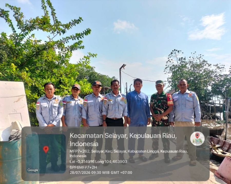 Babinsa Koramil 05/Daik Patroli Bersama Kades dan Linmas, Antisipasi Dampak Abrasi di Pesisir Desa S