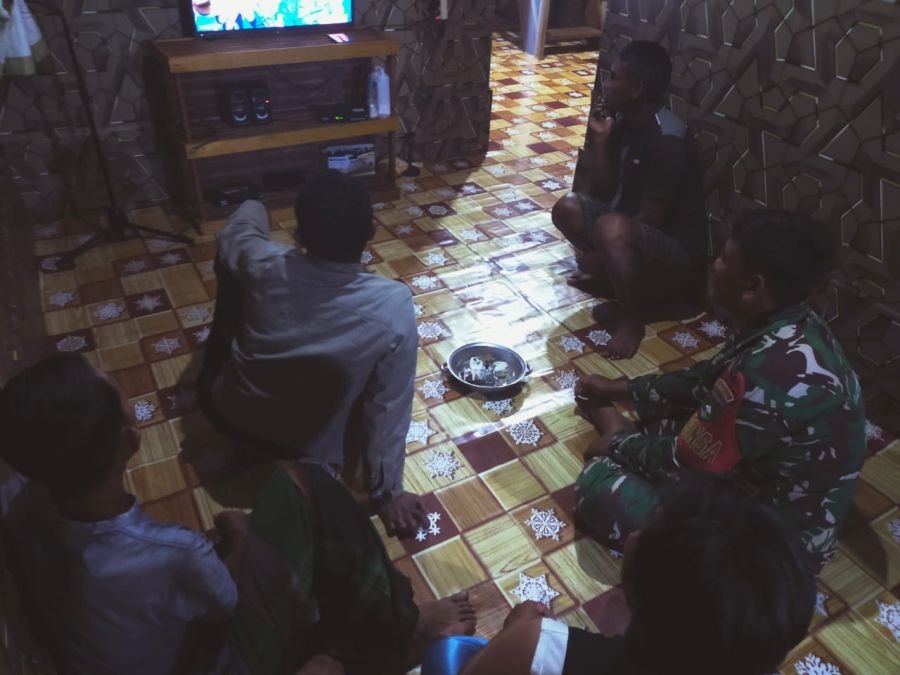 Babinsa Koramil 05/Daik Pererat Silaturahmi dengan Warga Lewat Nobar Piala Dunia 2026 di Desa Kudung