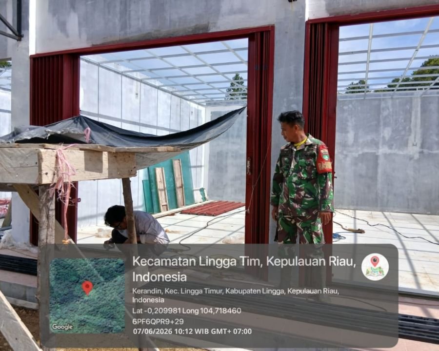Babinsa Koramil 05/Daik Sambangi Pekerja Pengelasan di Desa Kerandin, Ingatkan Keselamatan Kerja Saa