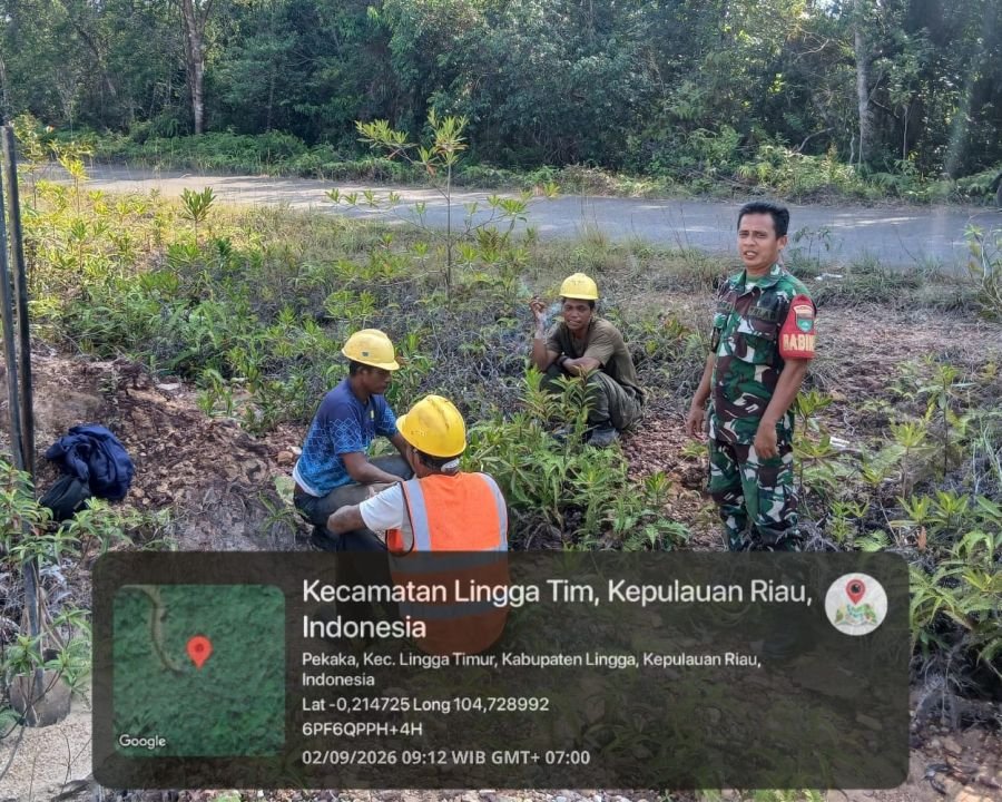 Babinsa Koramil 05/Daik Sambangi Pekerja PLN, Ingatkan Utamakan Keselamatan Saat Pemasangan Gardu Li