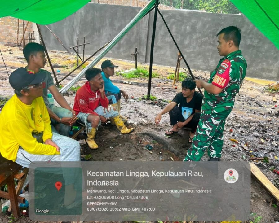 Babinsa Koramil 05/Daik Sambangi Tukang Bangunan, Ingatkan Keselamatan Kerja Saat Musim Hujan