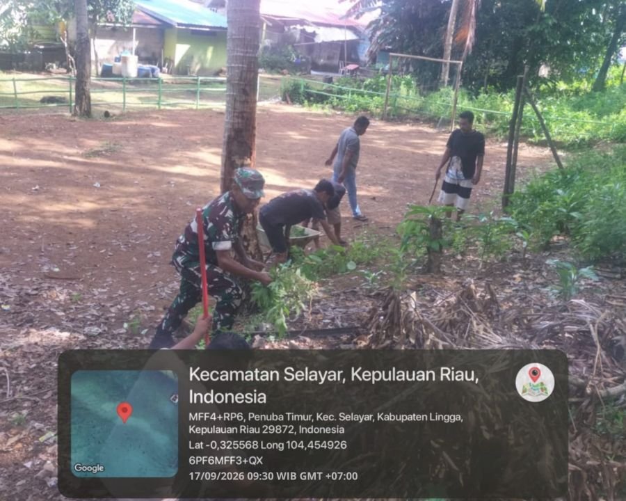 Babinsa Koramil 05/Daik Sambangi Warga, Goro Lapangan Mini Soccer Penuba Lama