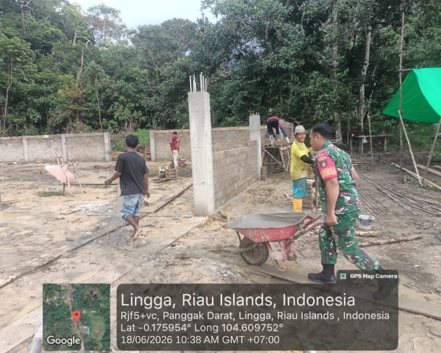 Babinsa Koramil 05/Daik Terjun Langsung Bantu Renovasi Rumah Warga di Kelurahan Daik
