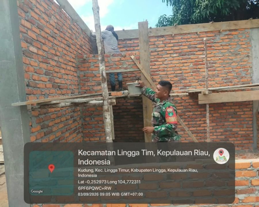 Babinsa Koramil 05/Daik Turun Langsung Bantu Warga Bangun Rumah di Desa Kudung
