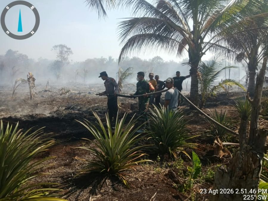 Babinsa Koramil 05/GAS Berjibaku Padamkan Karhutla di Desa Kelumpang