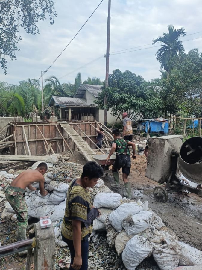 Babinsa Koramil 05/Gas bersama masyarakat dalam mendukung pembangunan Jembatan Merah Putih