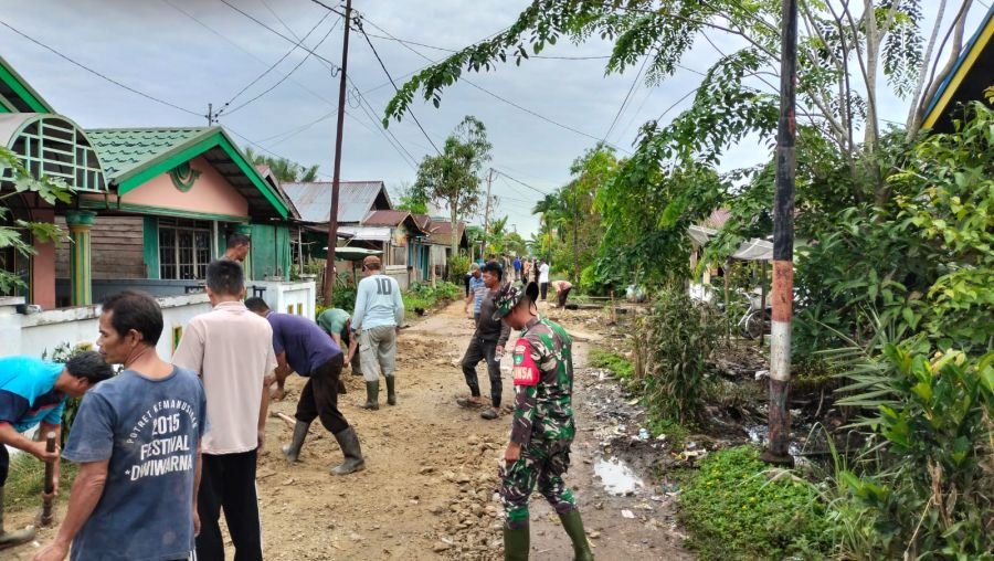 Babinsa Koramil 05/Gas Bersama Warga Gotong Royong Cor Jalan di Teluk Pinang