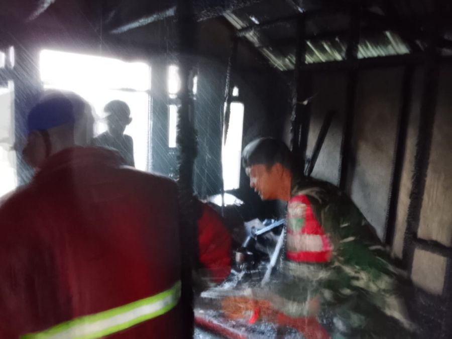Babinsa Koramil 05/Gas Bersama Warga Padamkan “Si Jago Merah”