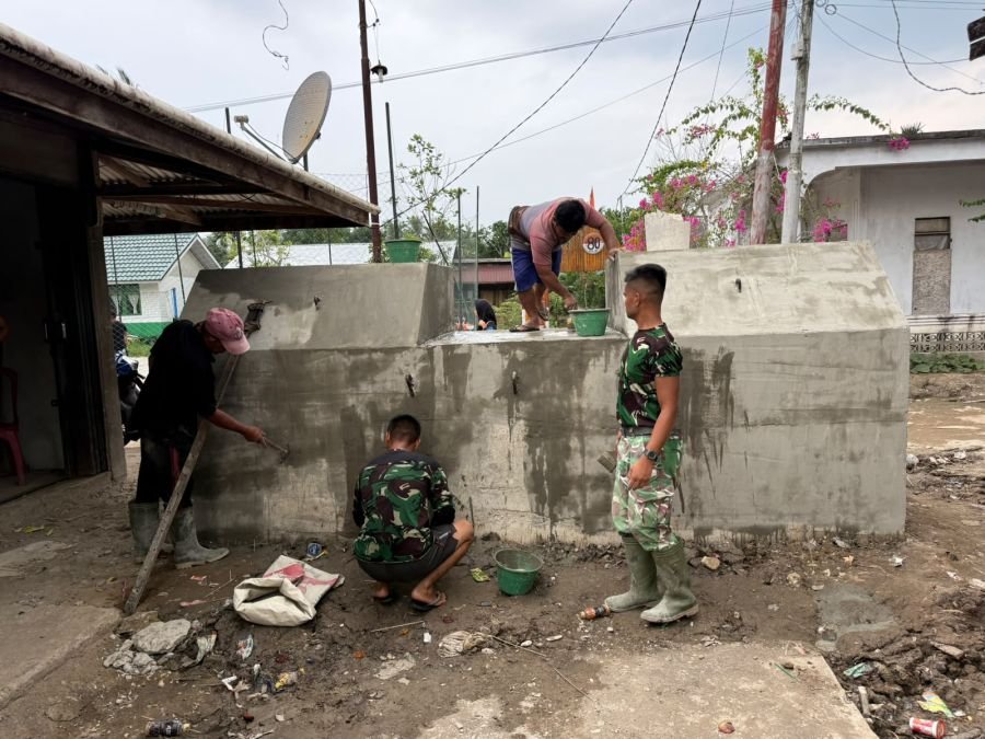Babinsa Koramil 05/Gas Dampingi Pembangunan Jembatan Merah Putih di Desa Lahang Hulu