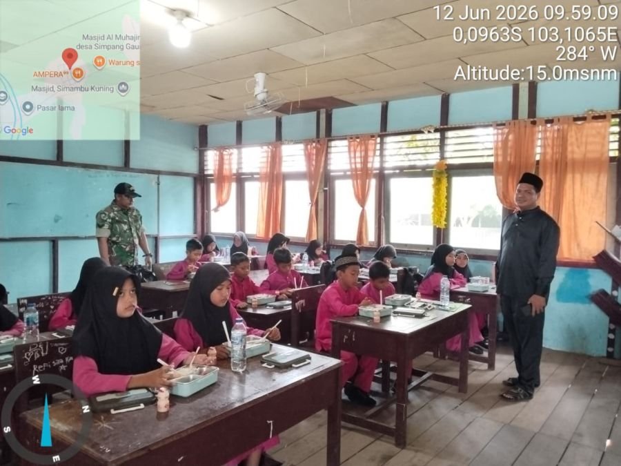 BABINSA KORAMIL 05/GAS DAMPINGI PENYALURAN MAKAN BERGIZI GRATIS DI SEKOLAH SDN 008 SIMPANG GAUNG