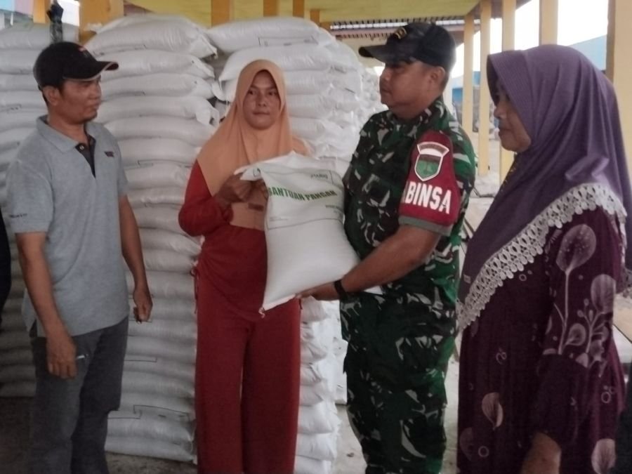 BABINSA  KORAMIL 05/GAS  DAMPINGI KEGIATAN PEMBERIAN BANTUAN BERAS SEBANYAK 21.300 KG KEPADA 710KK