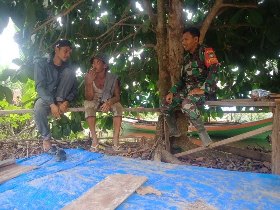 Babinsa Koramil 05/GAS  Koptu Suriadi Melaksanakan Pengawasan SDM Bersama  Masyarakat 