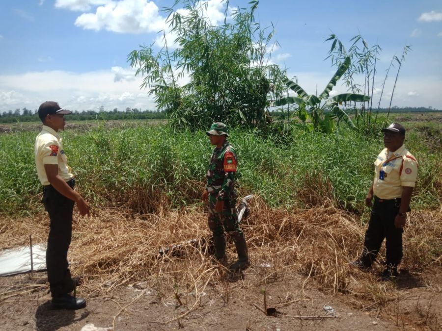 Babinsa Koramil 05/GAS Koptu Suriadi Patroli Tapal Batas di Desa Teluk Kabung