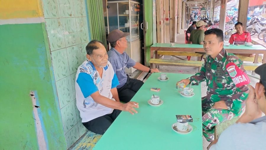 Babinsa Koramil 05/GAS Laksanakan Komsos bersama masyarakat di Warung Kopi Pasar Teluk Pinang