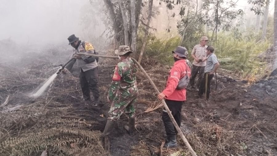 BABINSA KORAMIL 05/GAS LAKSANAKAN PENDINGINAN KEBAKARAN HUTAN DAN LAHAN (KARHUTLA) DI WILAYAH