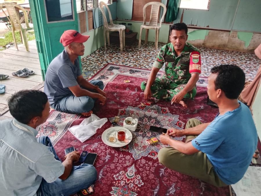 Babinsa Koramil 05/Gas Laksanakan Pengawasan SDM di Teluk Pantaian