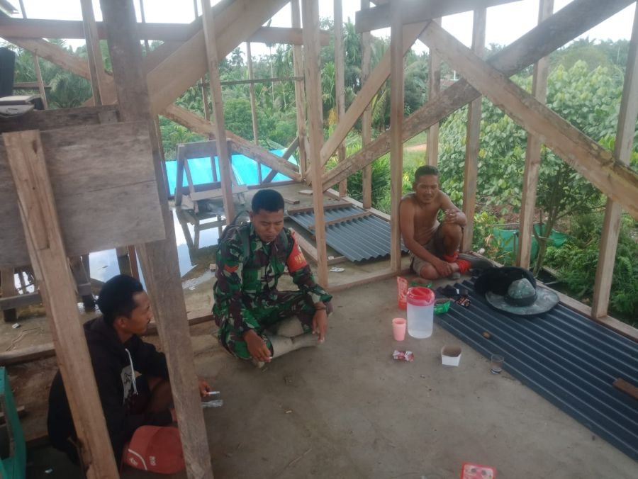 ?Babinsa Koramil 05/GAS Melaksanakan Pengawasan SDM Masyarakat di Desa Idaman, Aman dan Lancar