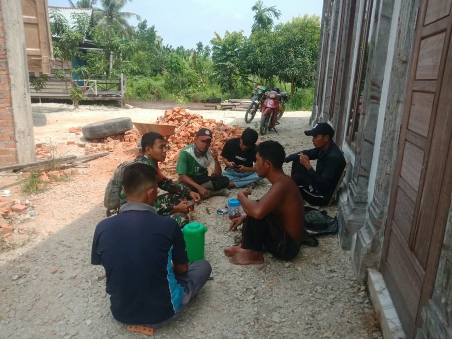 Babinsa Koramil 05/GAS Melaksanakan Eengawasan SDM Masyarakatdi Kel.Sungai mpat