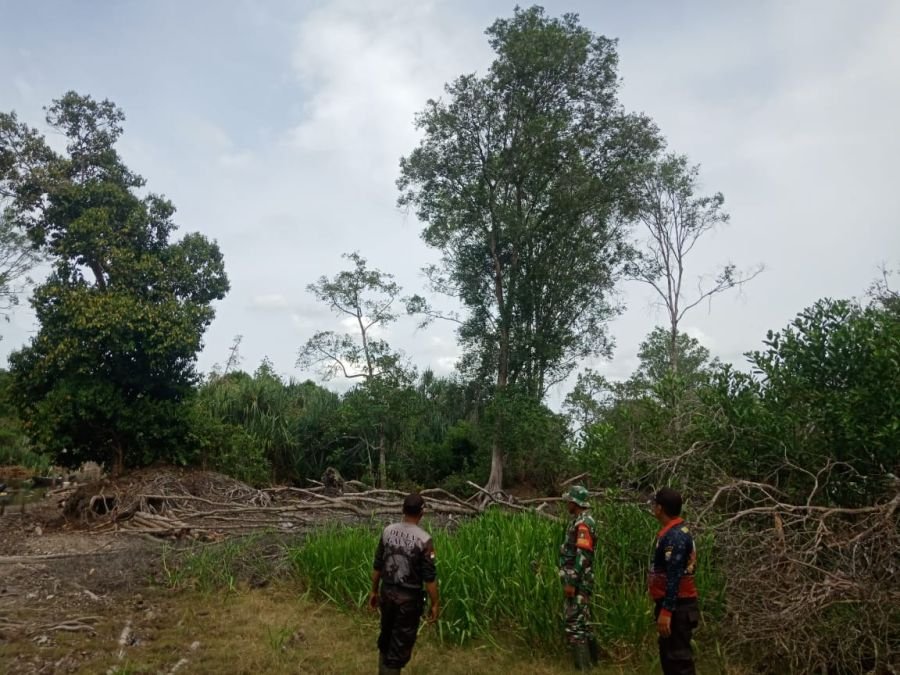 Babinsa Koramil 05/GAS Melaksanakan Patroli Tapal Batas di Teluk Kabung
