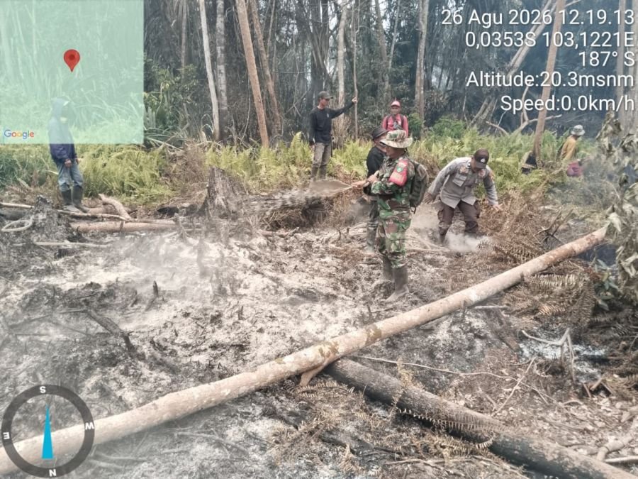 BABINSA KORAMIL 05/GAS MELAKSANAKAN PENDINGINAN KEBAKARAN LAHAN DAN HUTAN