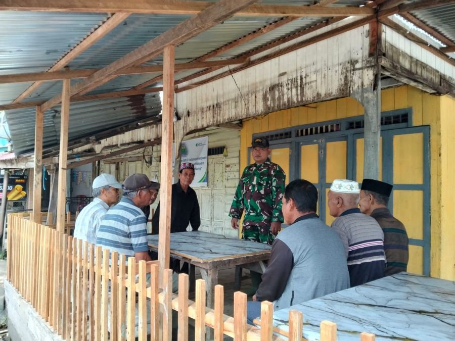 Babinsa Koramil 05/Gas Pantau Stabilitas Harga dan Keamanan Pasar Kuala Lahang