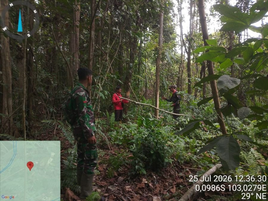 Babinsa Koramil 05/GAS Patroli Tapal Batas di wilayah binaan Aman dan Terkendali