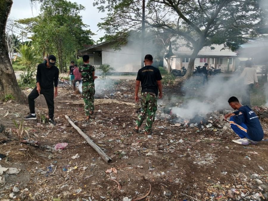 Babinsa Koramil 05/Gaung Anak Serka, Melaksanakan Gotong Royong