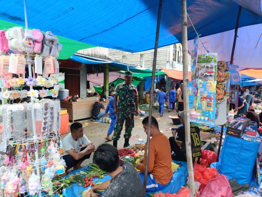 Babinsa Koramil 05/Gaung Laksanakan Pemantauan Pasar, Situasi Aman dan Kondusif