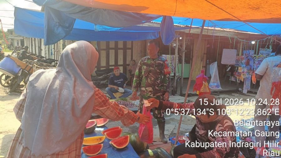 BABINSA KORAMIL 05/GAUNG,  MELAKSANAKAN KEGIATAN PEMANTAUAN WILAYAH DI PASAR DESA BELANTARAYA