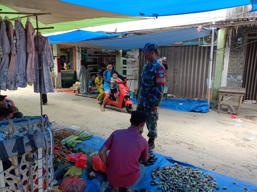 Babinsa Koramil 05/Gaung Pantau Aktivitas Pasar Belantaraya