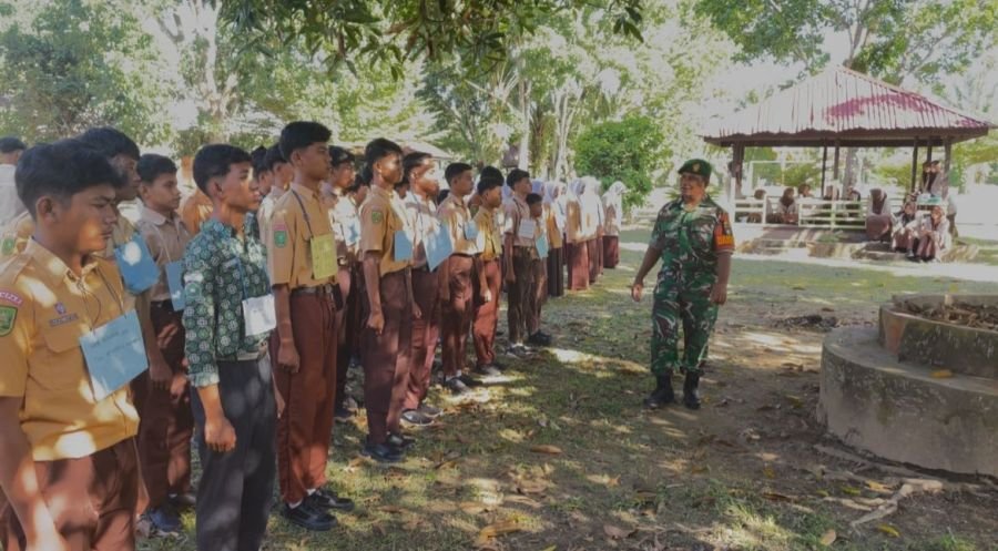 Babinsa Koramil 05/KK Berikan Pelatihan PBB dan Wawasan Kebangsaan kepada Siswa SMA Negeri 1 GEMA