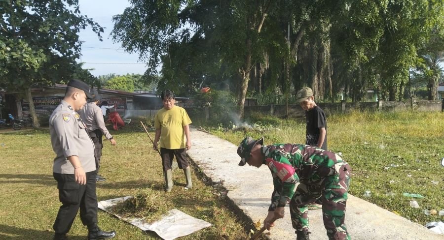Babinsa Koramil 05/KK Dim 0313/KPR Serka Masud Hadiri Gotong Royong Serentak Gerakan Indonesia ASRI
