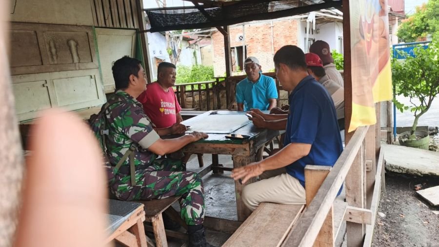 *Babinsa Koramil 05/KK Laksanakan Komsos di Warung Warga Desa Sungai Petai*