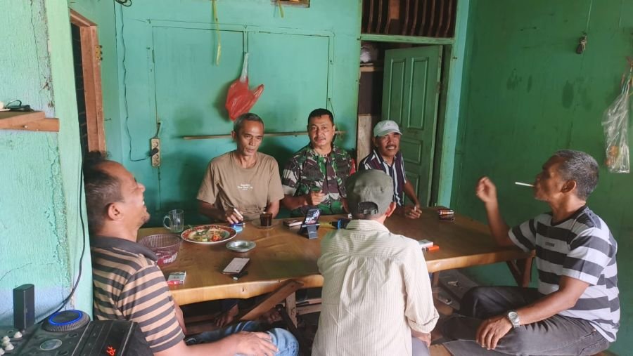 Babinsa Koramil 05/KK Laksanakan Komsos di Warung Warga Desa Sungai Petai