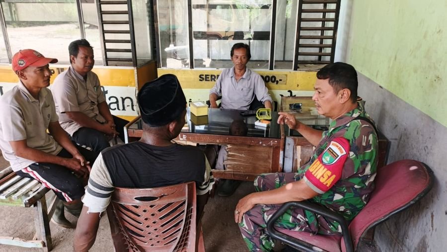 Babinsa Koramil 05/KK Laksanakan Komsos di Warung Warga Desa Sungai Petai