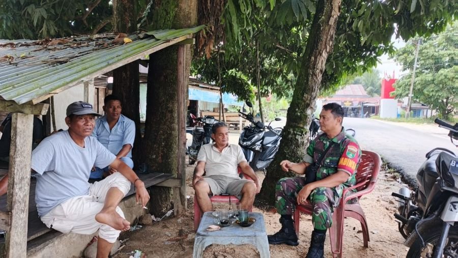 Babinsa Koramil 05/KK Laksanakan Komsos di Warung Warga Desa Sungai Petai