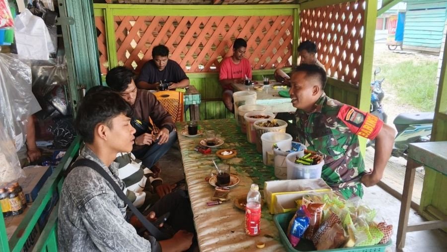 *Babinsa Koramil 05/Peranap Gelar Komsos di Warung, Bahas Bahaya Narkoba Bersama Warga Peranap* 
