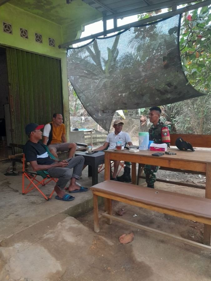 Babinsa Koramil 05/Peranap Gelar Komsos dengan Warga Desa Selunak, Jalin Kedekatan dan Serap Aspiras