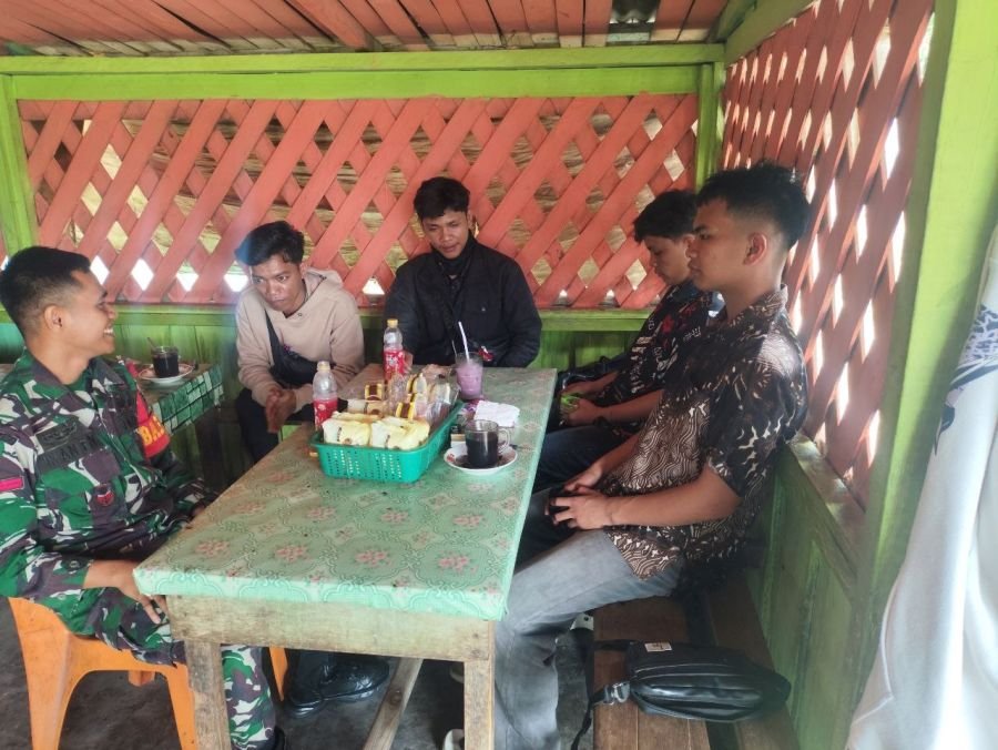 Babinsa Koramil 05/Peranap Gelar Komsos di Warung Warga Peranap, Jalin Keakraban