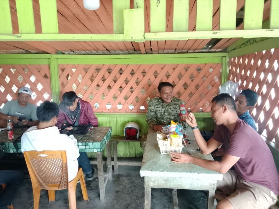 Babinsa Koramil 05/Peranap Gelar Komsos di Warung Warga, Pererat Silaturahmi dengan Masyarakat