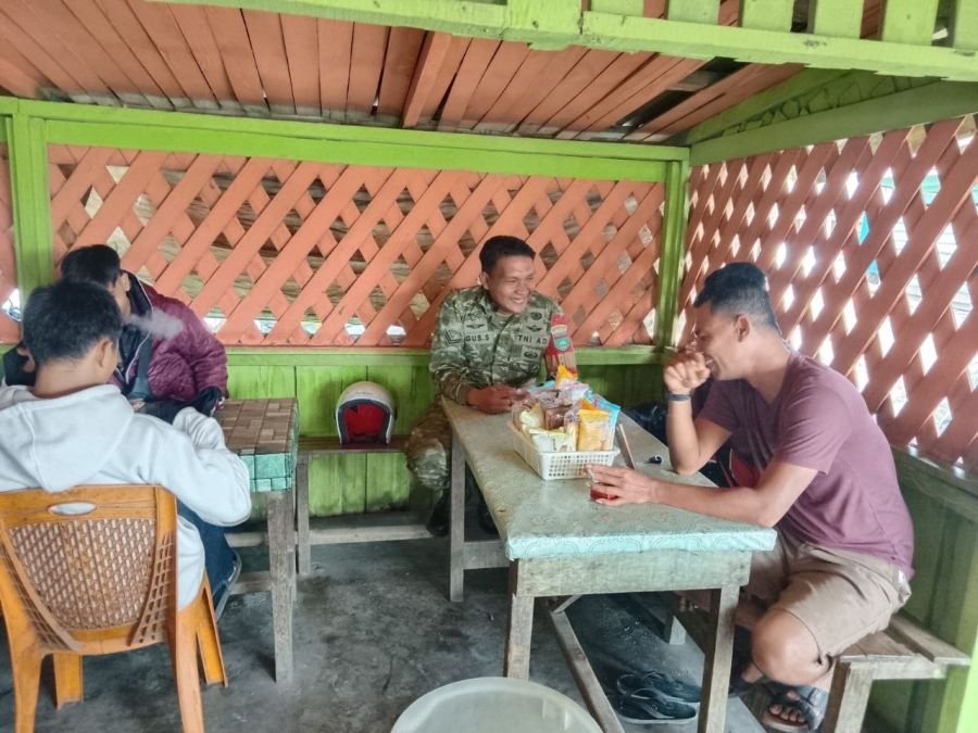 Babinsa Koramil 05/Peranap Gelar Komsos di Warung Warga, Pererat Silaturahmi dengan Masyarakat