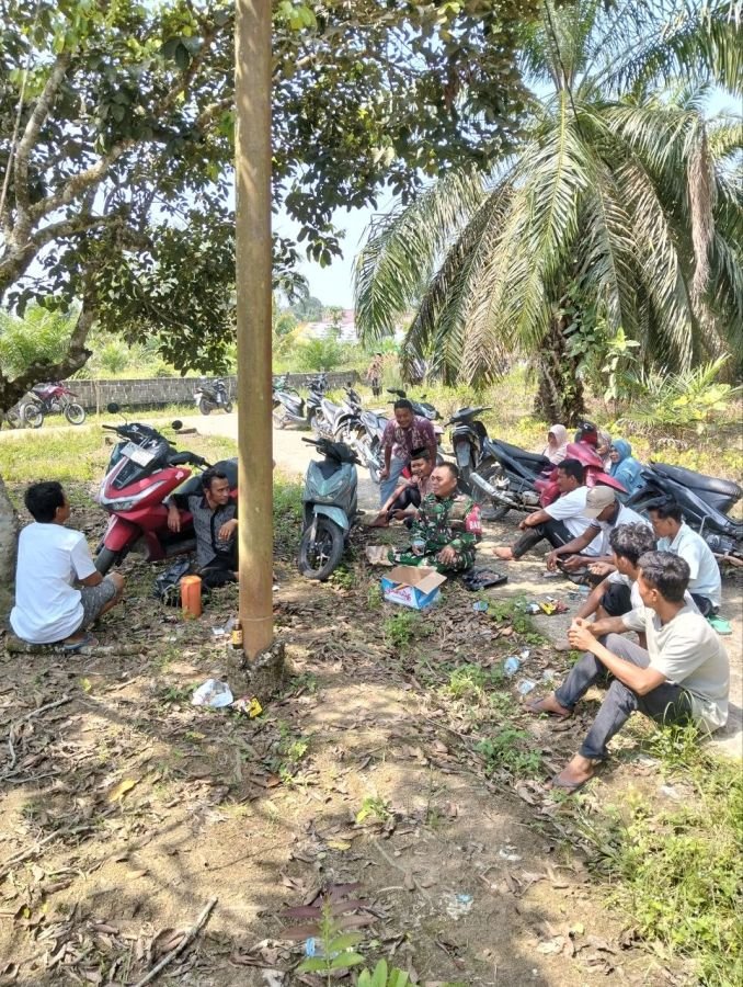 Babinsa Koramil 05/Peranap Gelar Komsos Bersama Warga Desa Baturijal Hulu
