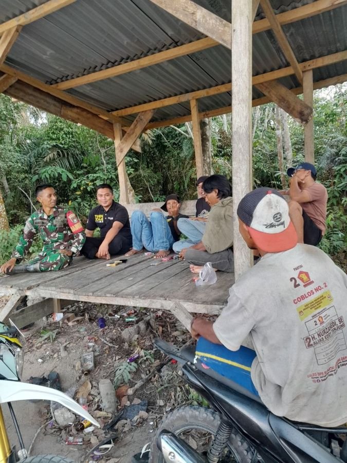 Babinsa Koramil 05/Peranap Gelar Komsos dengan Warga Desa Koto Tuo