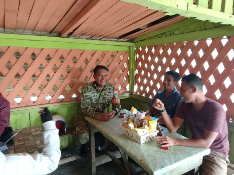 Babinsa Peranap Serap Aspirasi Warga Lewat Komsos di Warung