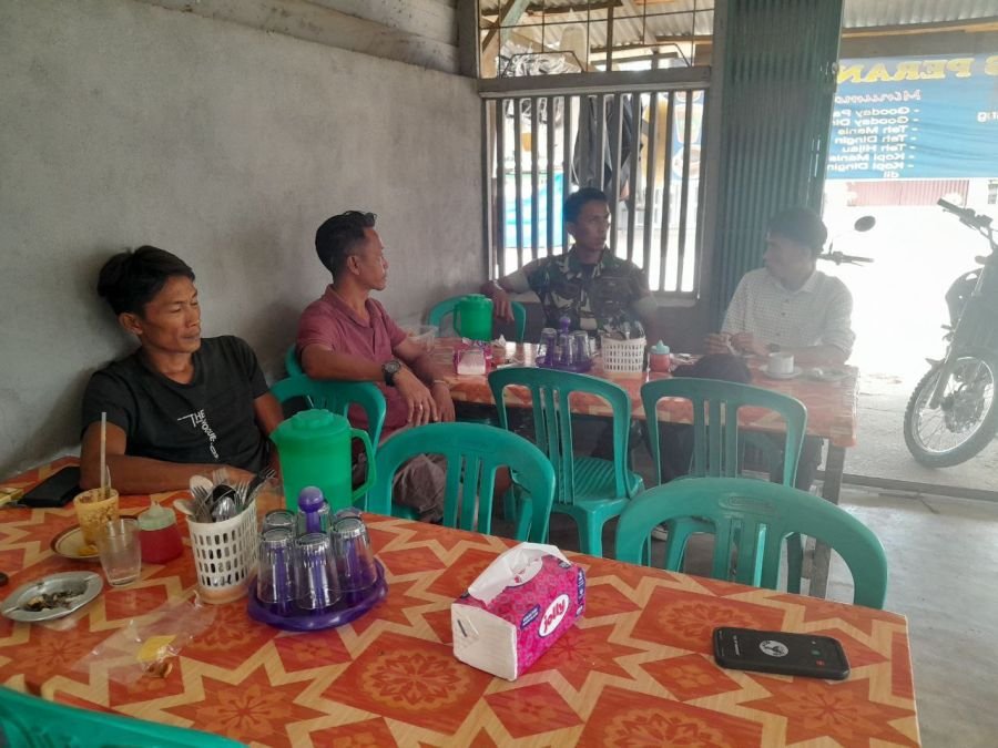 Babinsa Peranap Perkuat Komsos di Warung Kopi Desa Selunak