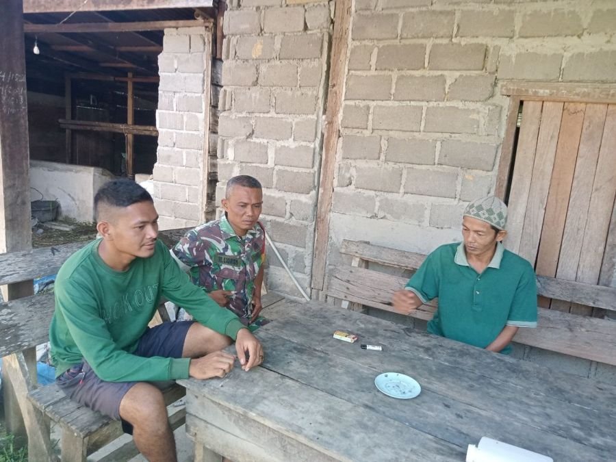 Babinsa Koramil 05/Peranap Jalin Kedekatan dengan Warga Lewat Komsos di Desa Koto Tuo 