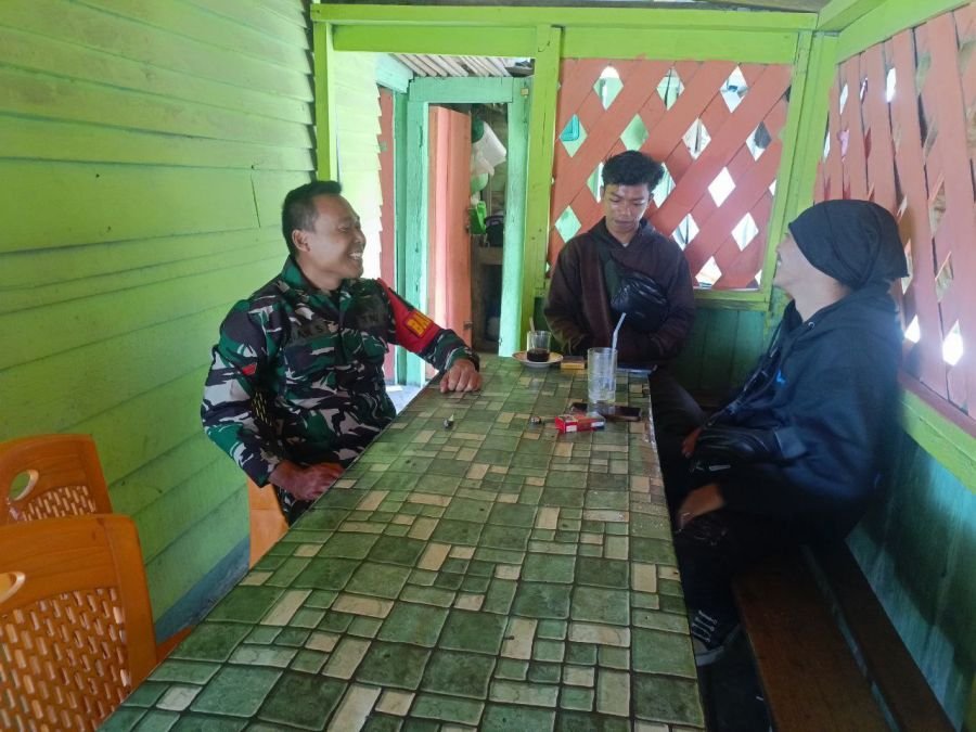 Babinsa Koramil 05/Peranap Jalin Komsos dengan Warga untuk Pererat Kemanunggalan TNI dan Rakyat