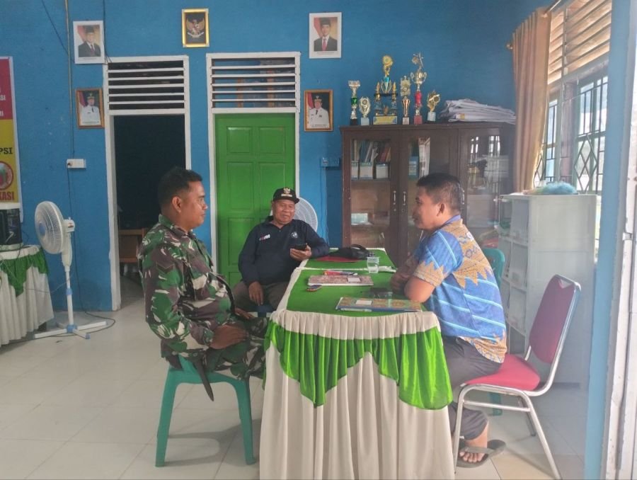 Babinsa Koramil 05/Peranap Kodim 0302/Inhu melaksanakan Komsos bersama aparat Desa