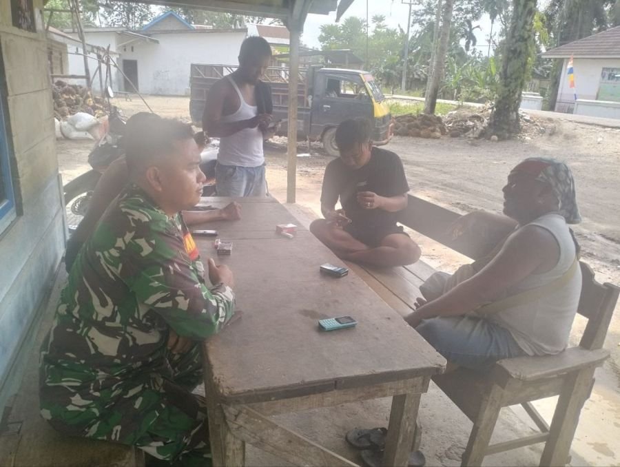 Babinsa Koramil 05/Peranap Kodim 0302/Inhu melakukan kegiatan Komsos di Desa Serai Wangi